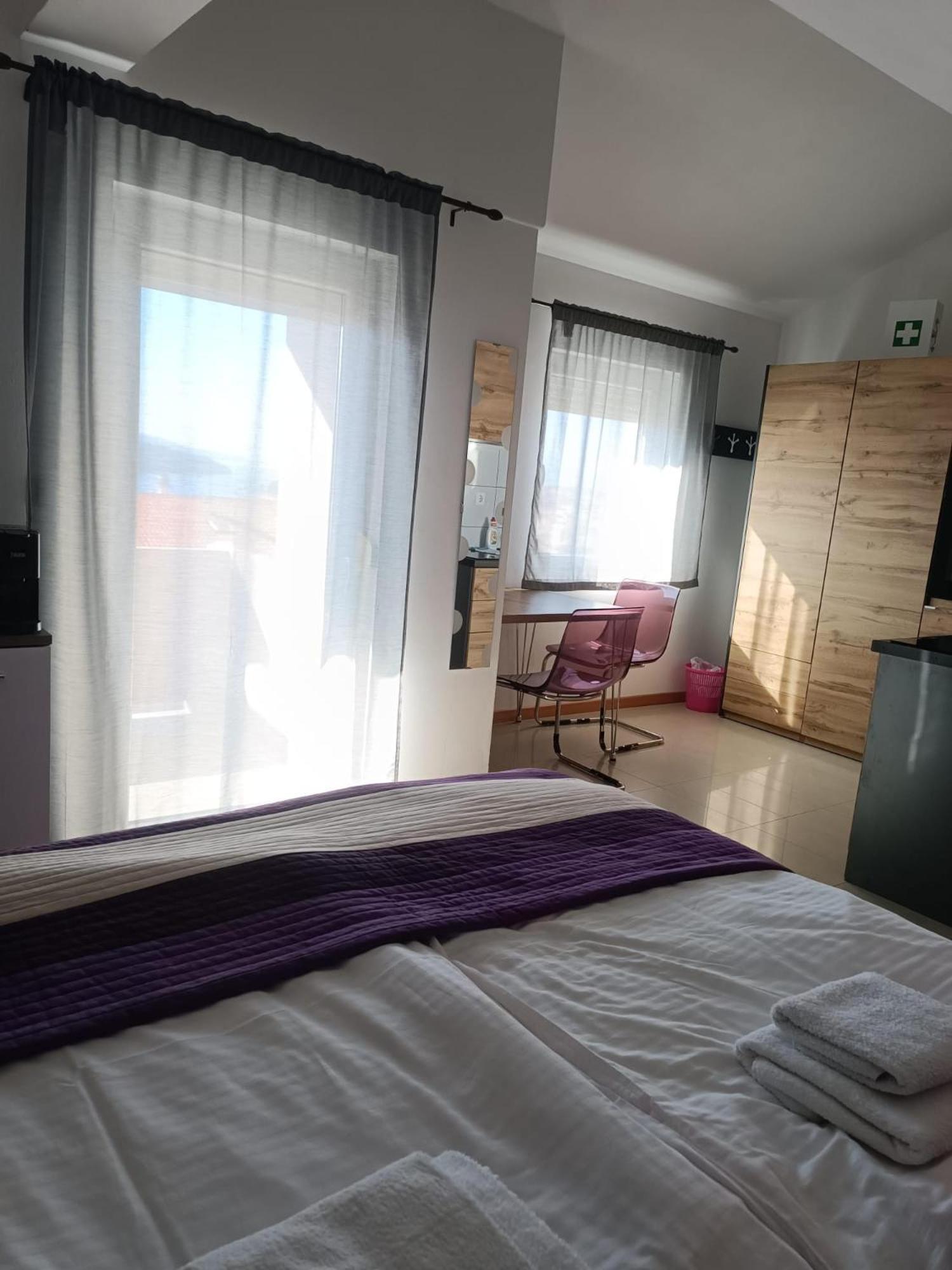 Apartments Pongrac Cres Bagian luar foto