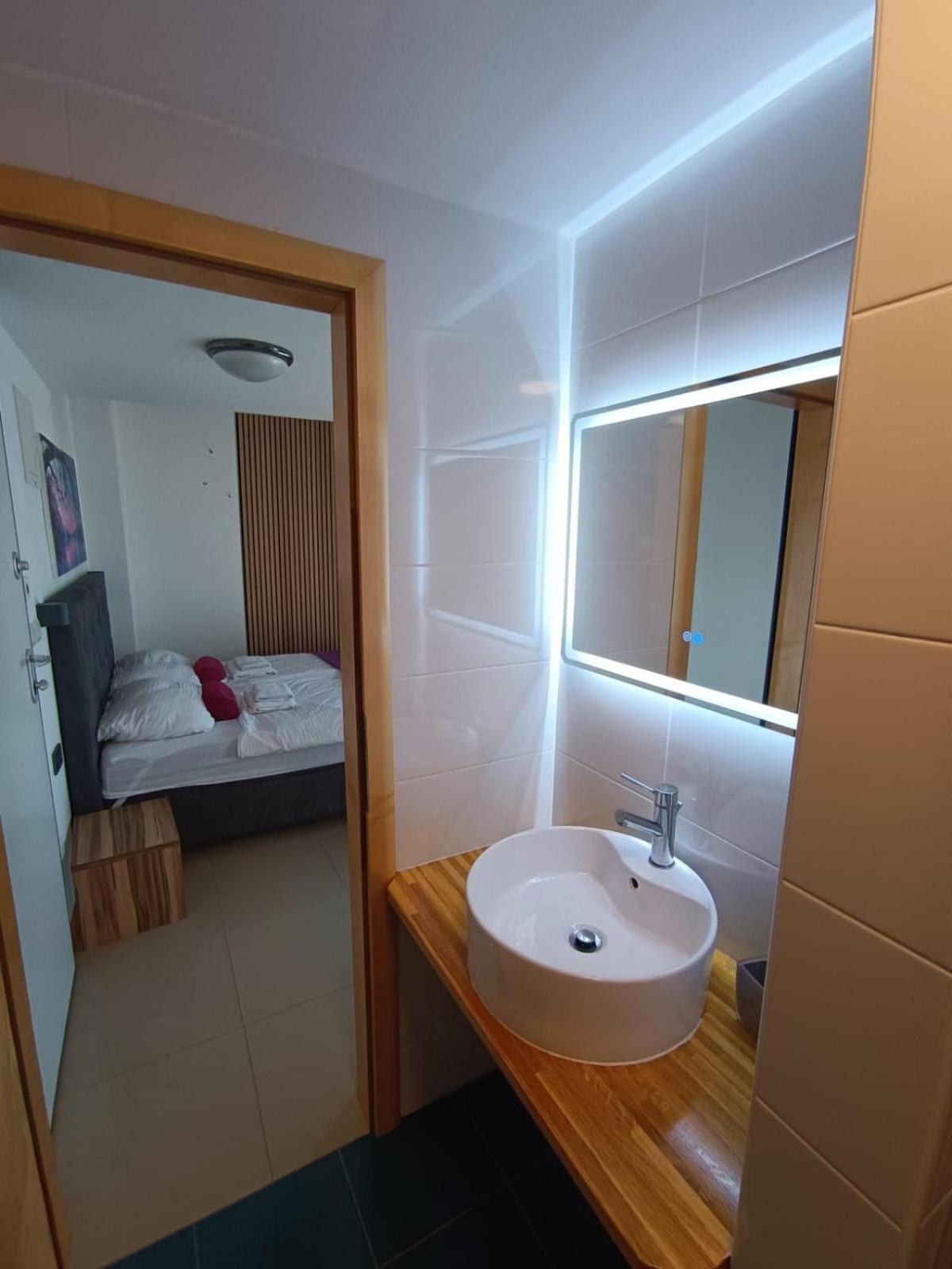 Apartments Pongrac Cres Bagian luar foto